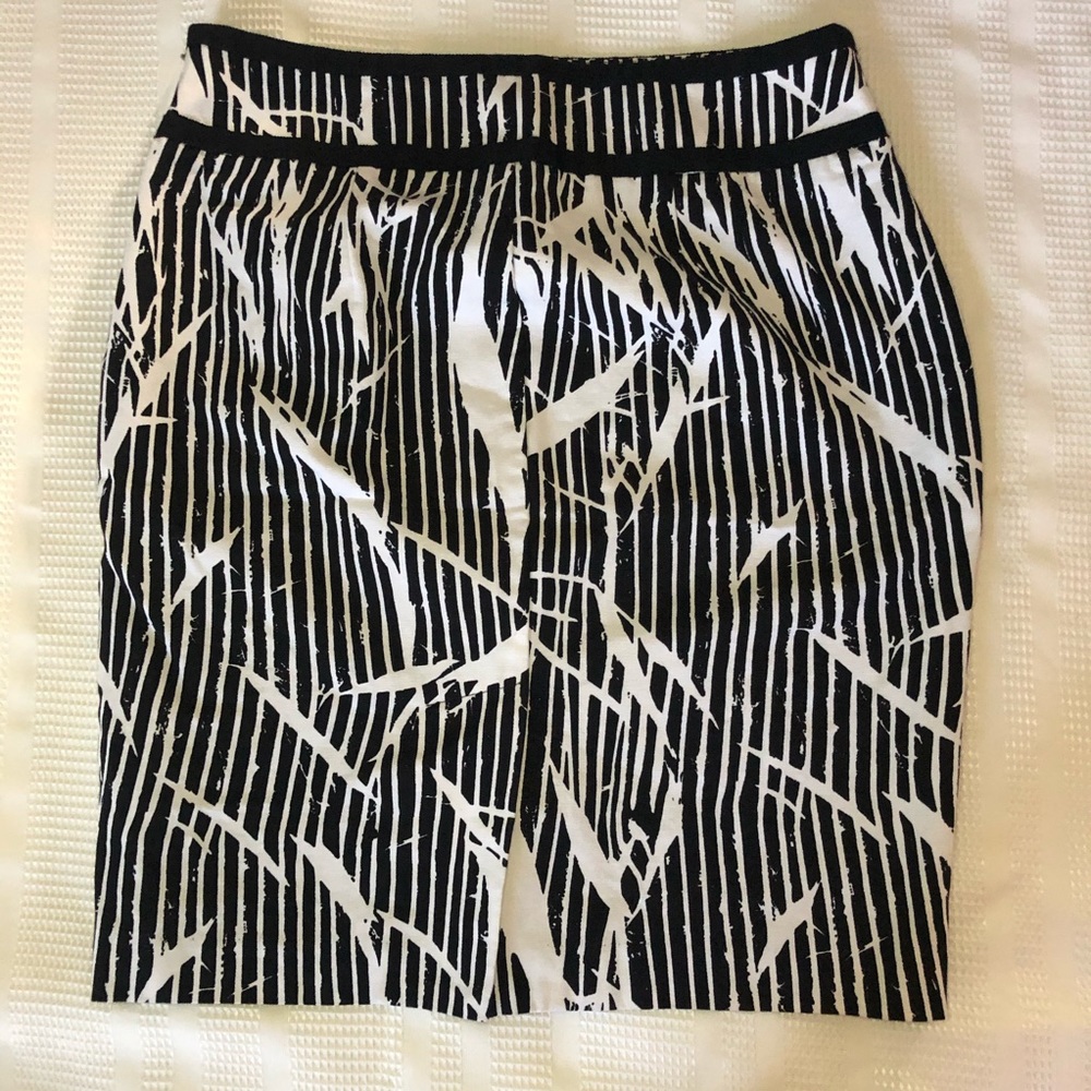 🌹THE LIMITED BLACK AND WHITE SKIRT SZ. 0